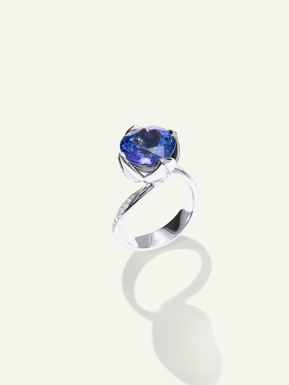 Ring TULIP mit Tansanit und Diamant Pavé