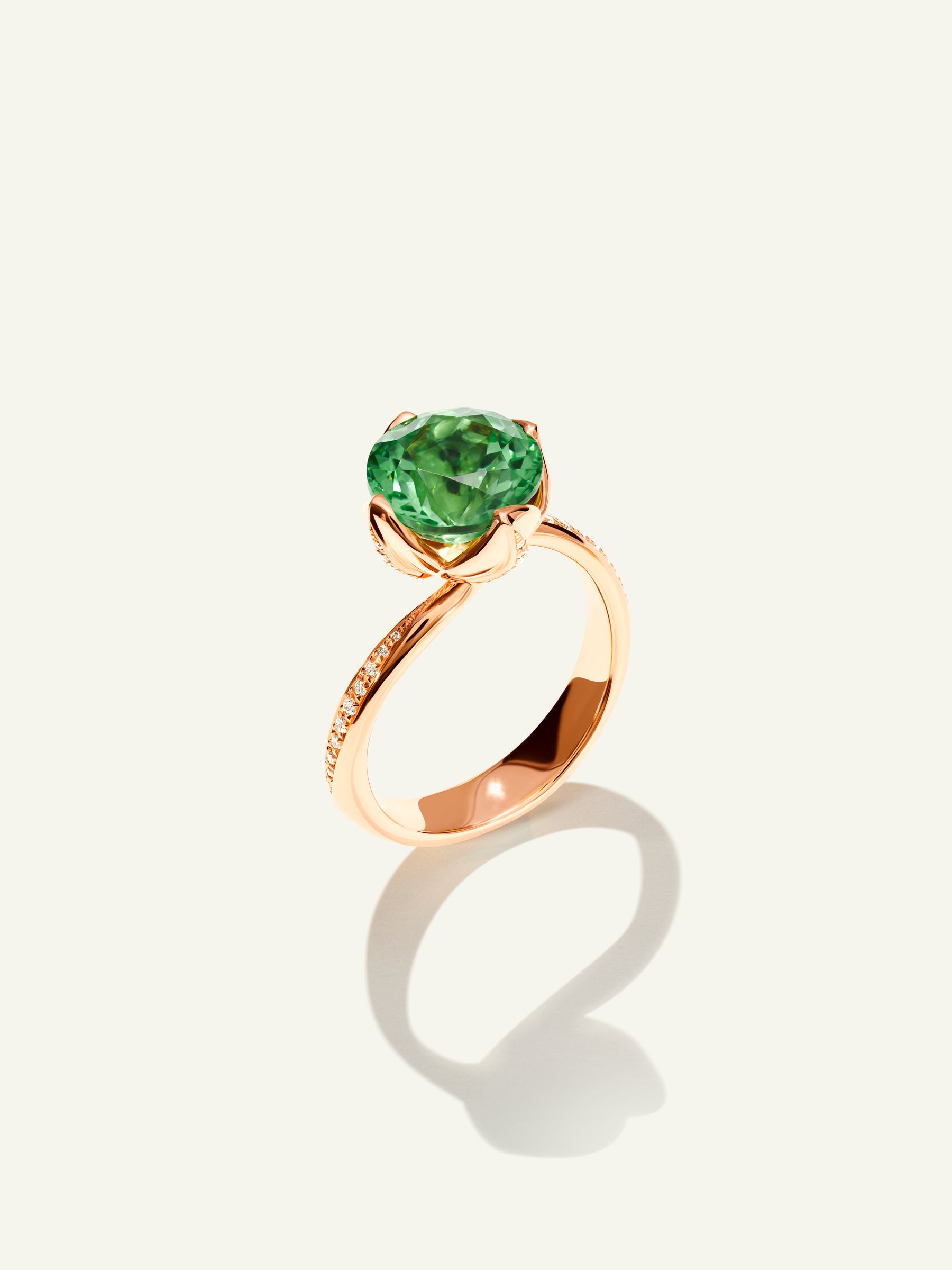 TULIP Ring mit Mint Turmalin und Diamant Pavé